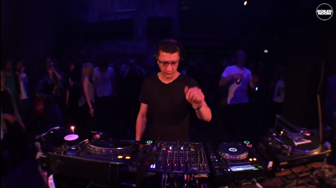 Photo of set Mike Dehnert.