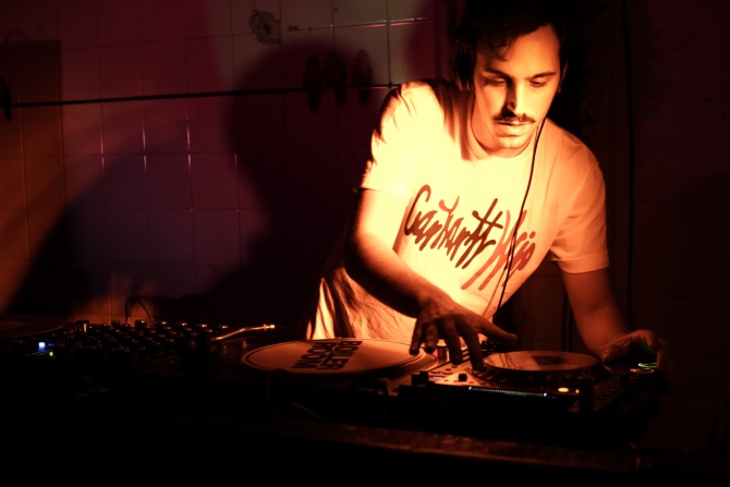 Photo of set Nu Guinea.