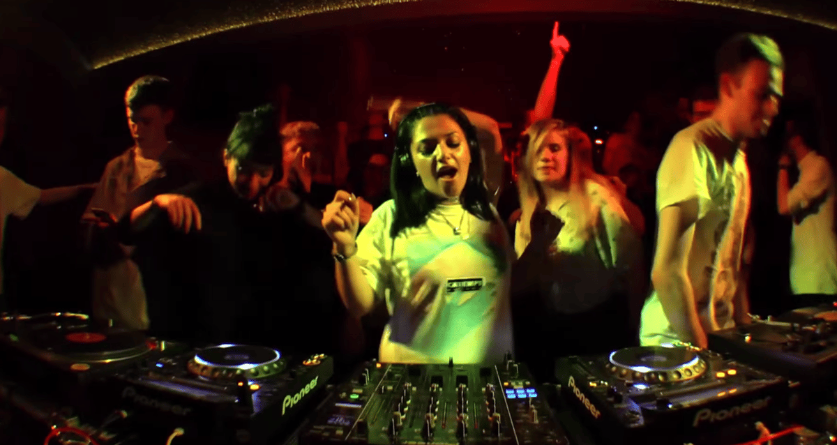 Photo of set Amy Becker.