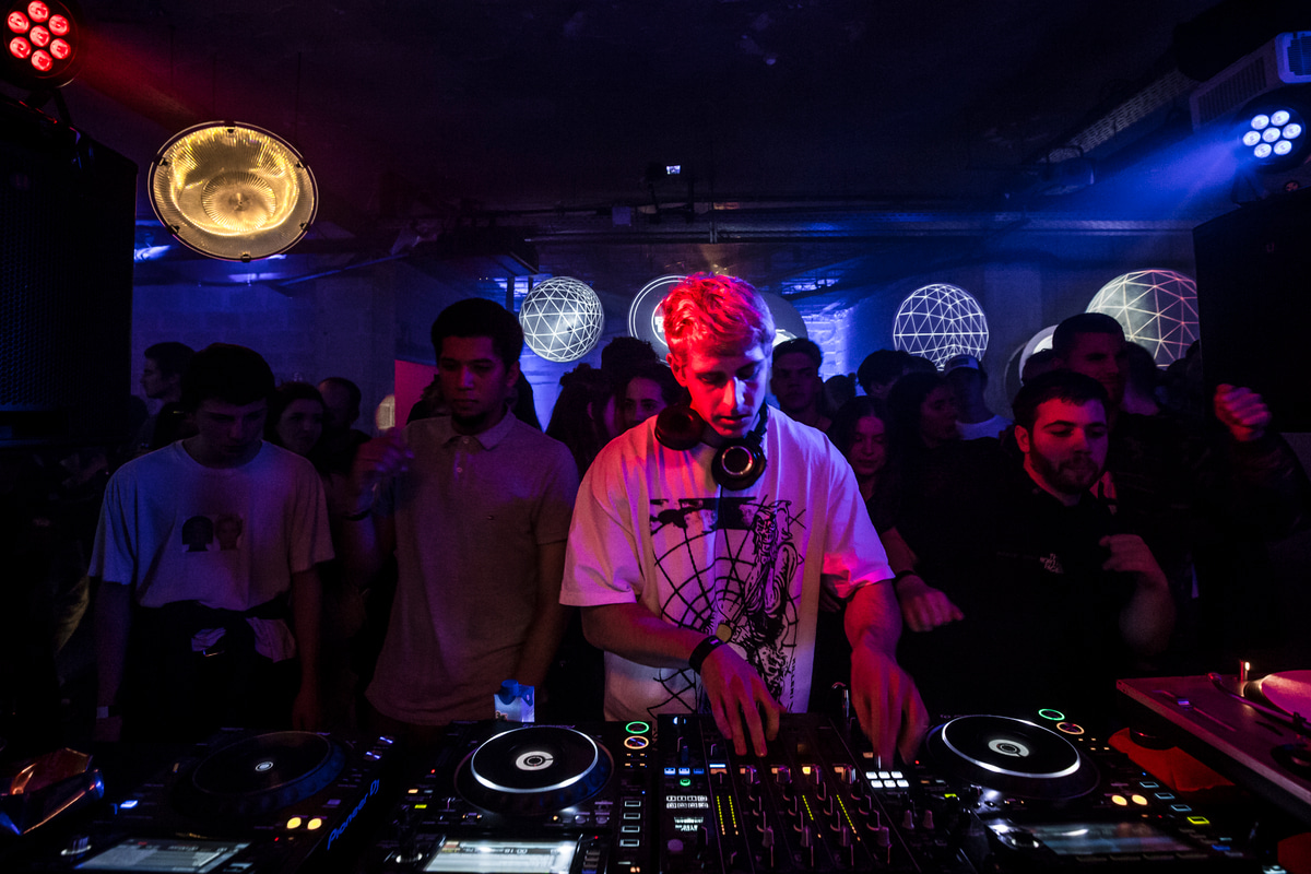 Photo of set Nathan Micay.