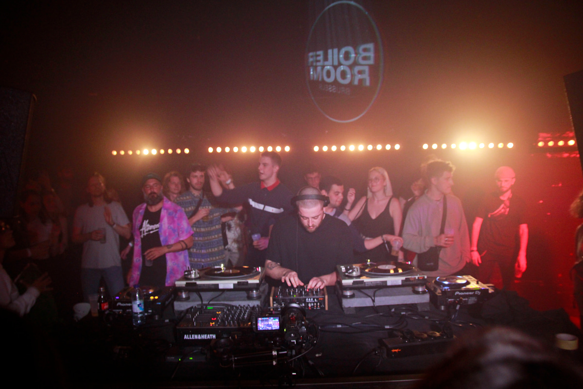 Photo of set Alfred Anders.