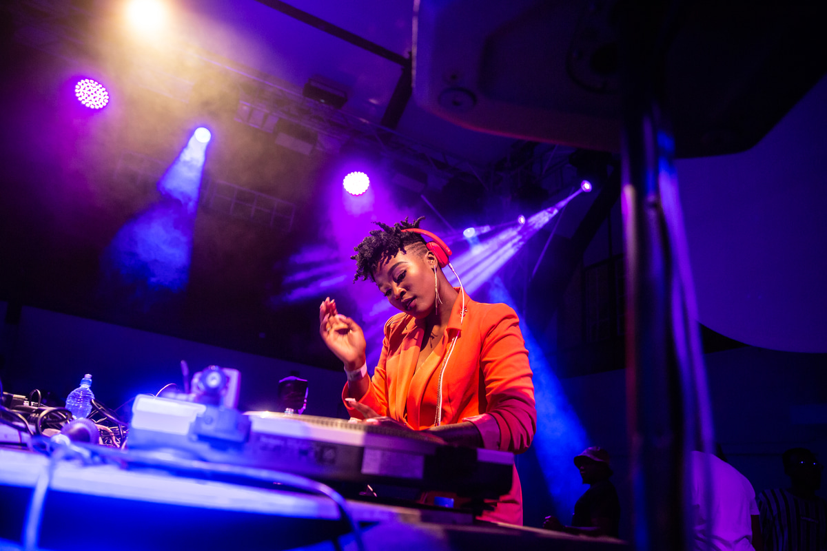 Photo of set Lamiez Holworthy.