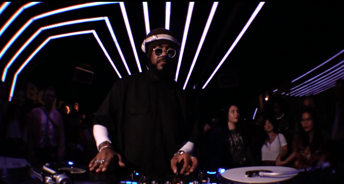 Photo of set DJ KING.