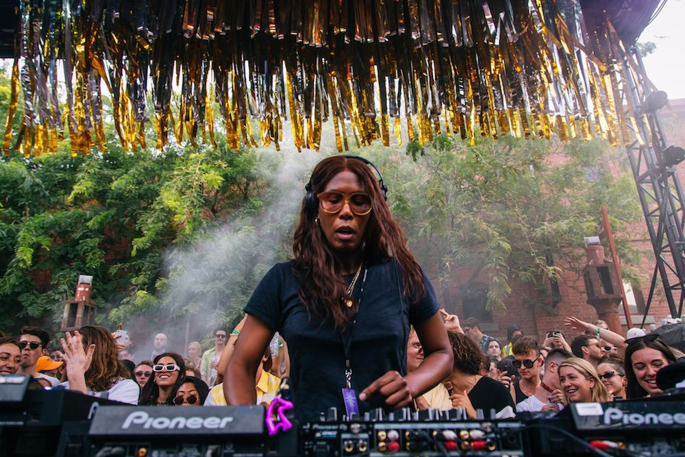 Photo of set Honey Dijon.
