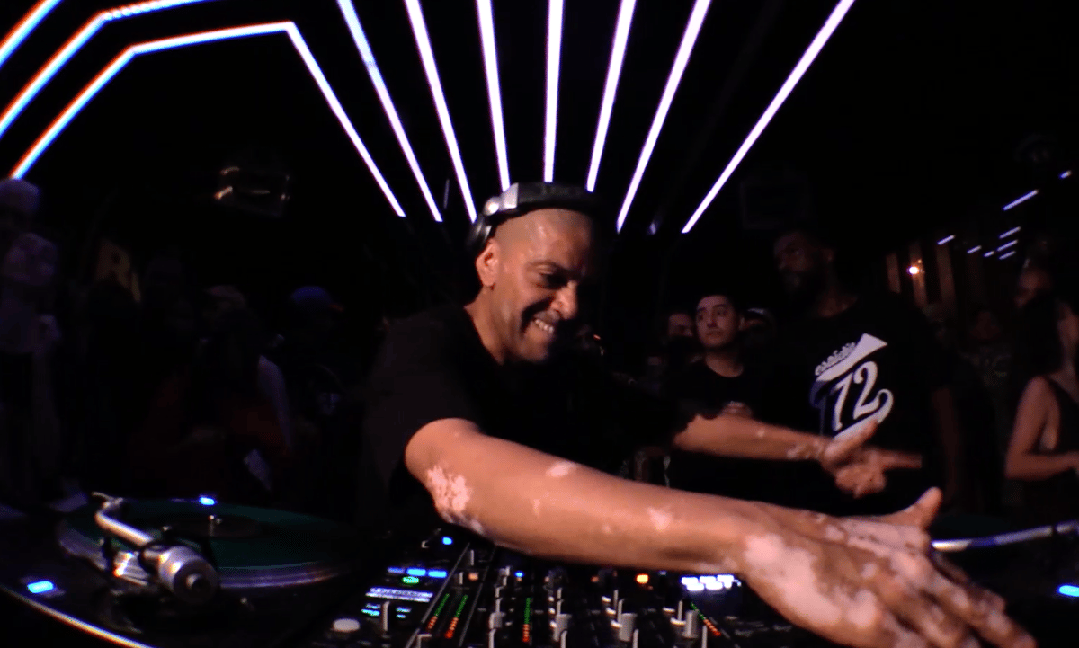 Photo of set KL Jay.