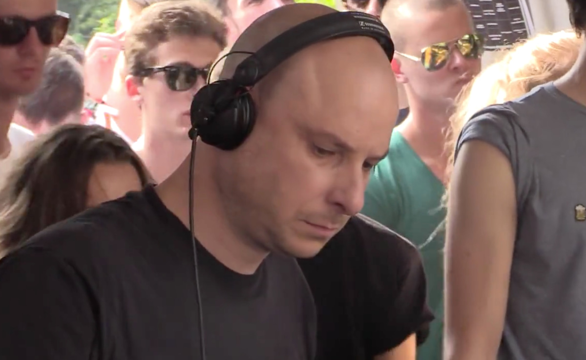 Photo of set Mick Wills.