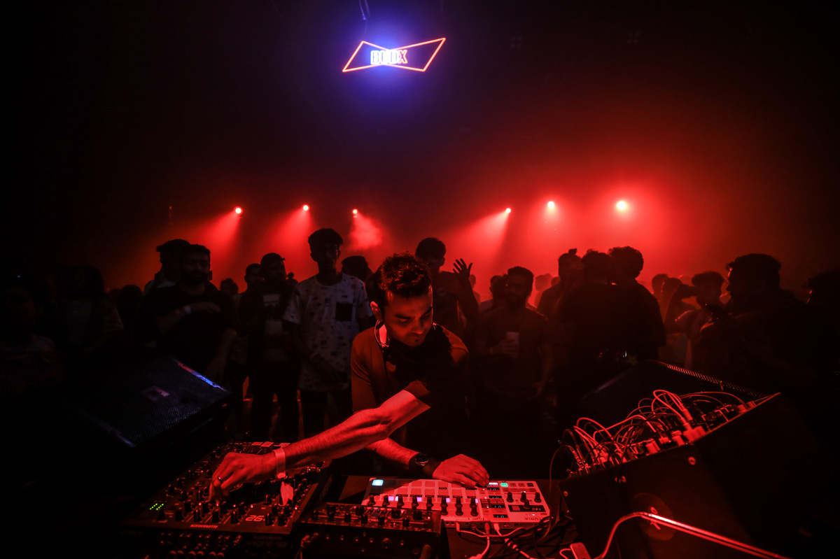 Photo of set AsymetriK.