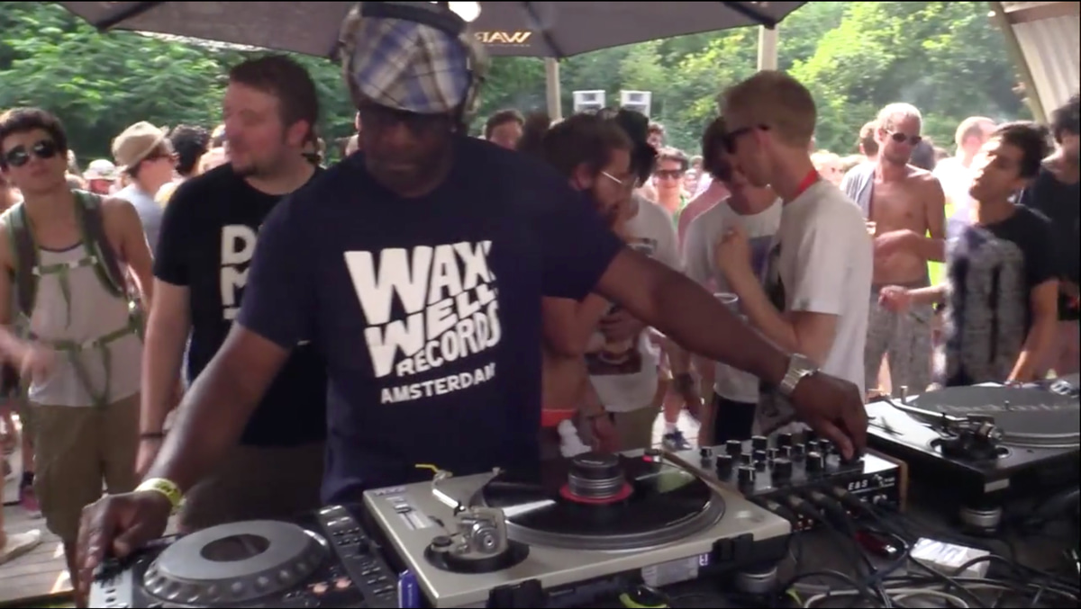 Photo of set Rahaan.