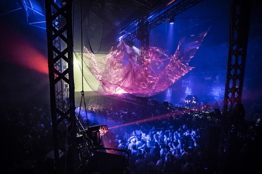 Photo of set Kris Baha.