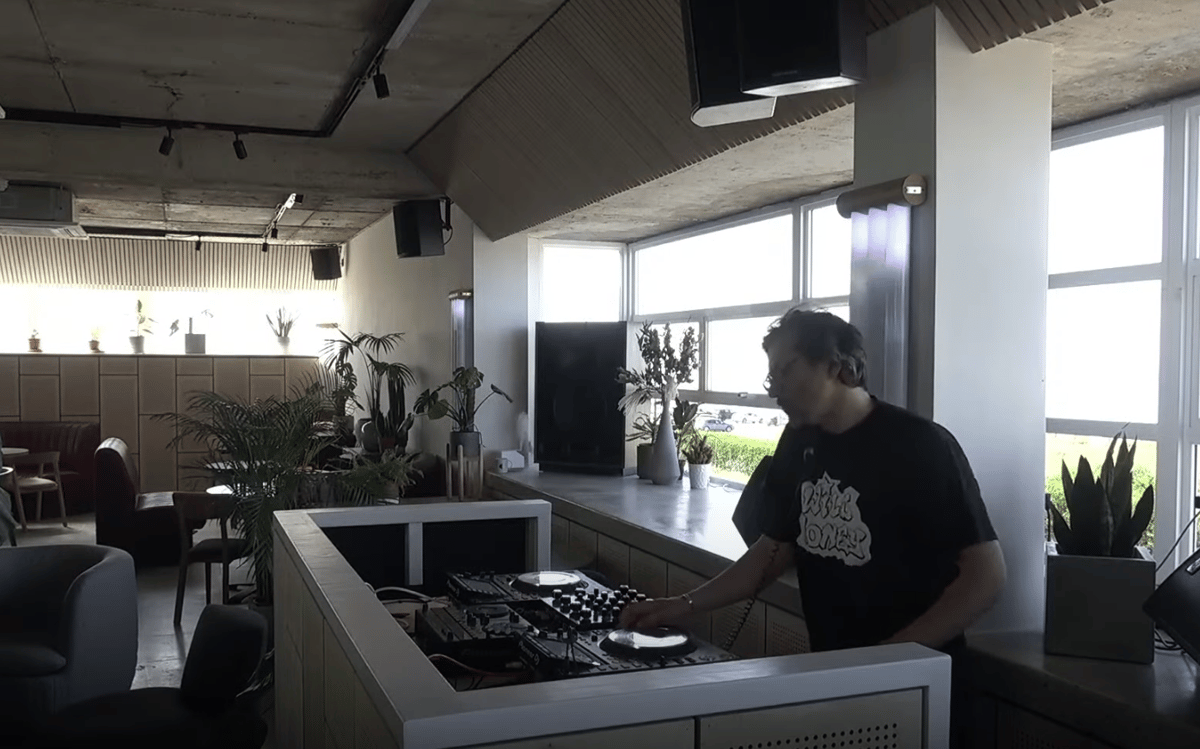 Photo of set Felix Dickinson.