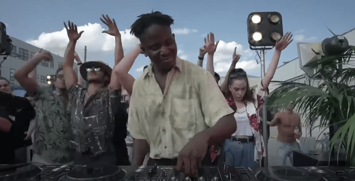 Photo of set salute.