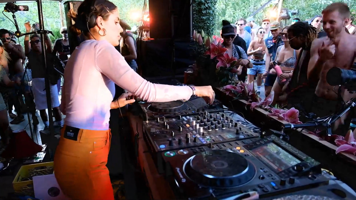 Photo of set Shanti Celeste.