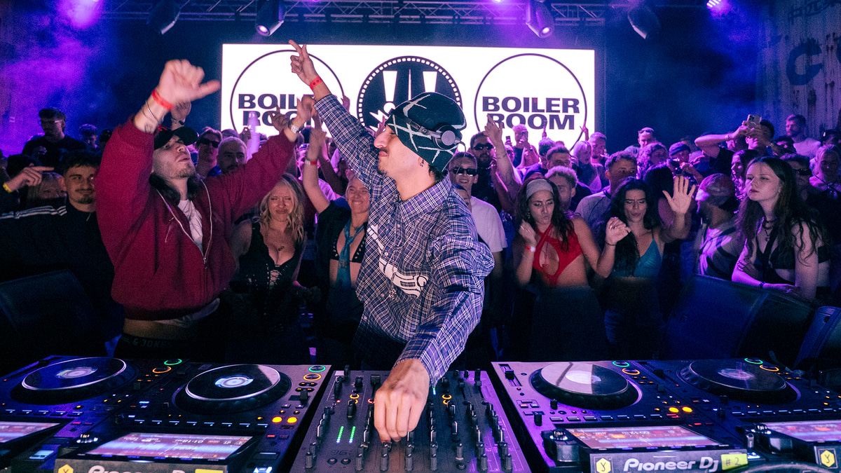 Photo of set Adrián Mills.