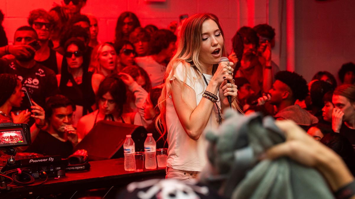 Photo of set Anna Luna.