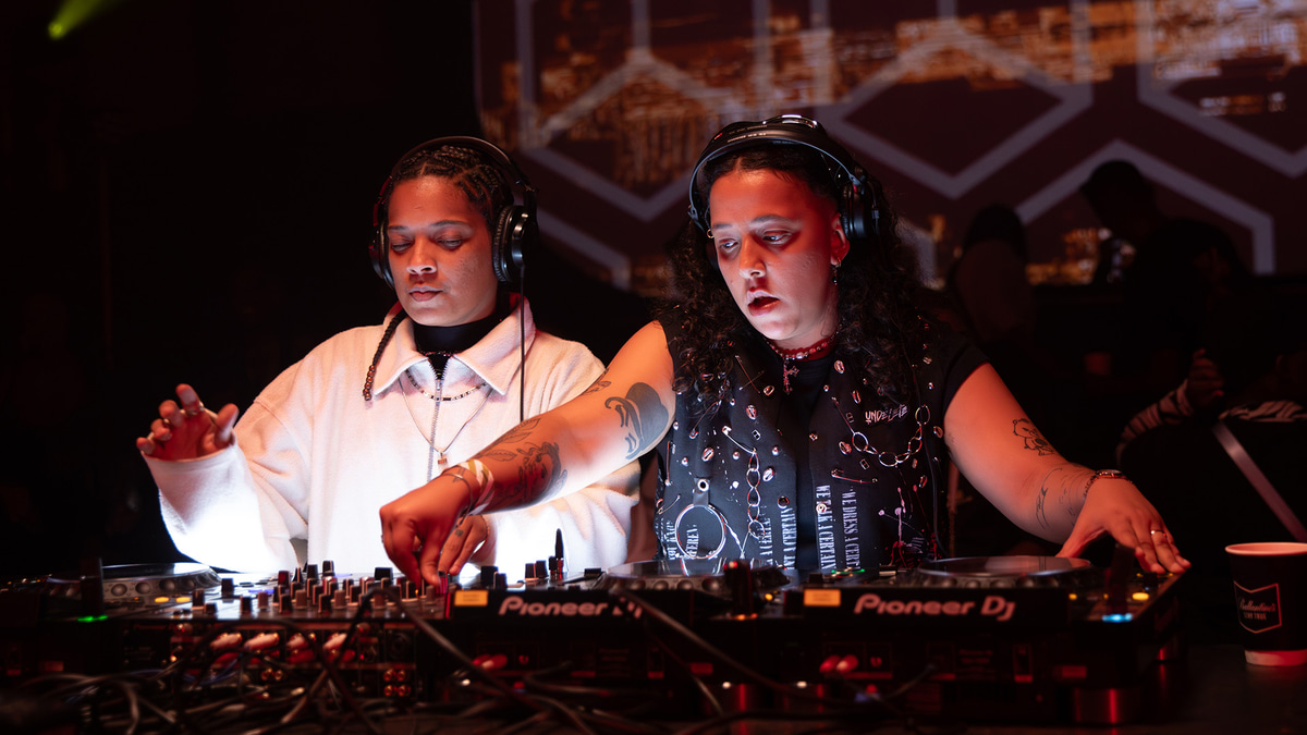 Photo of set BADSISTA b2b EVEHIVE.