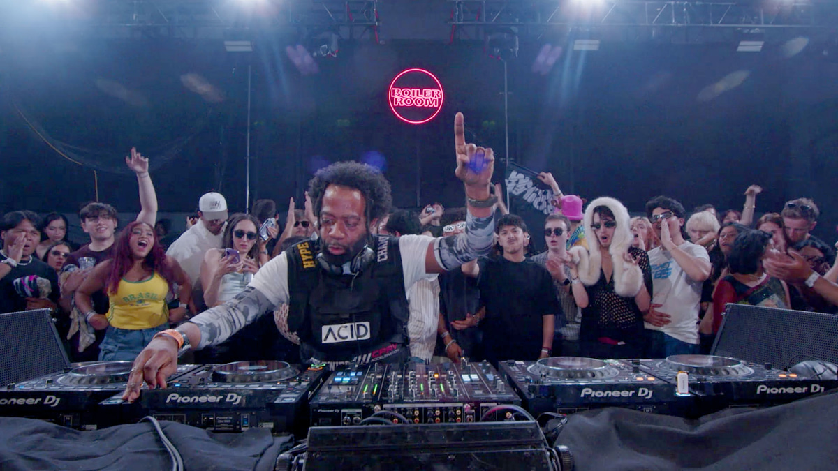 Photo of set DJ Pierre.