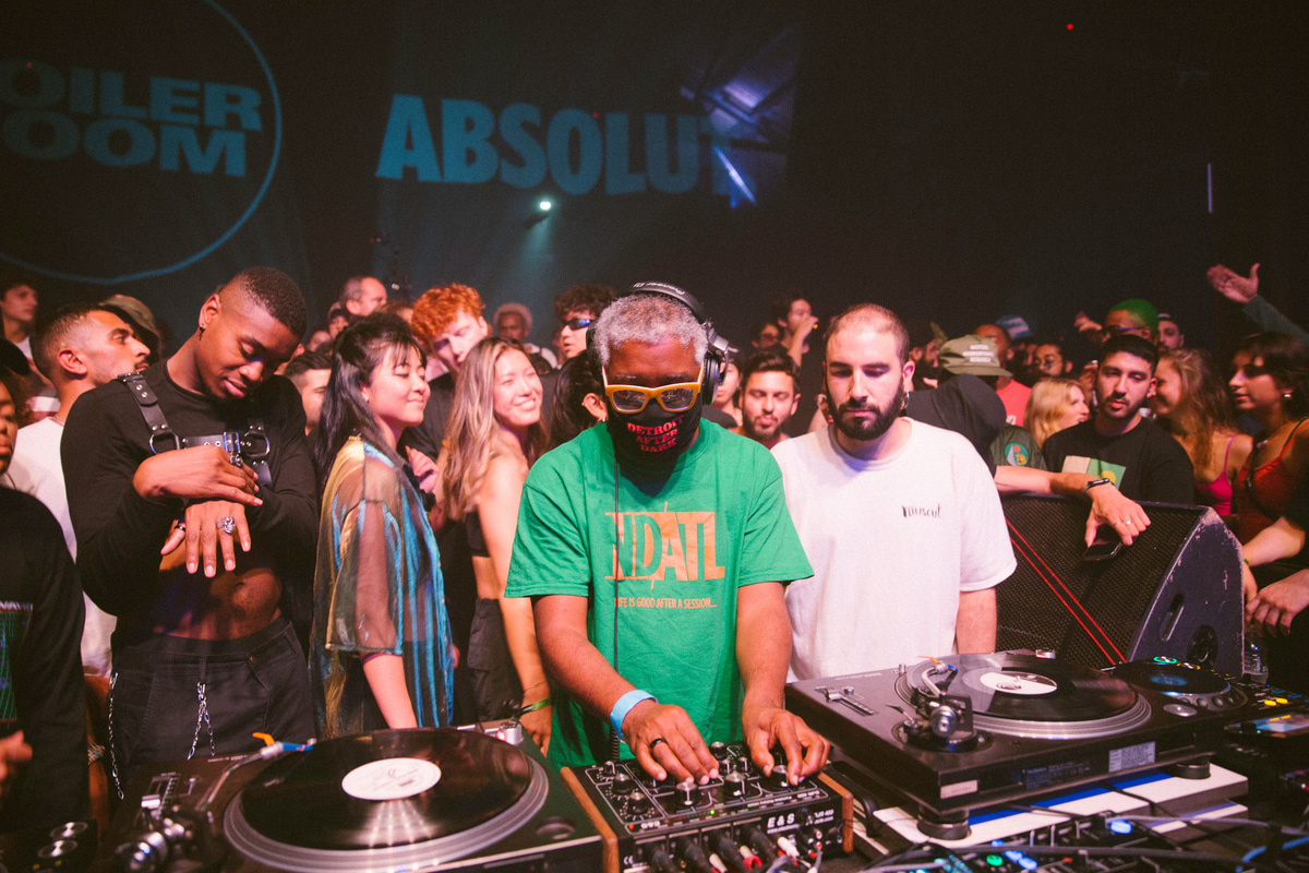 Photo of set Kai Alcé.