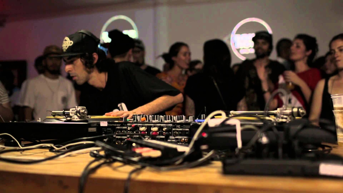 Photo of set DJ Nuts.