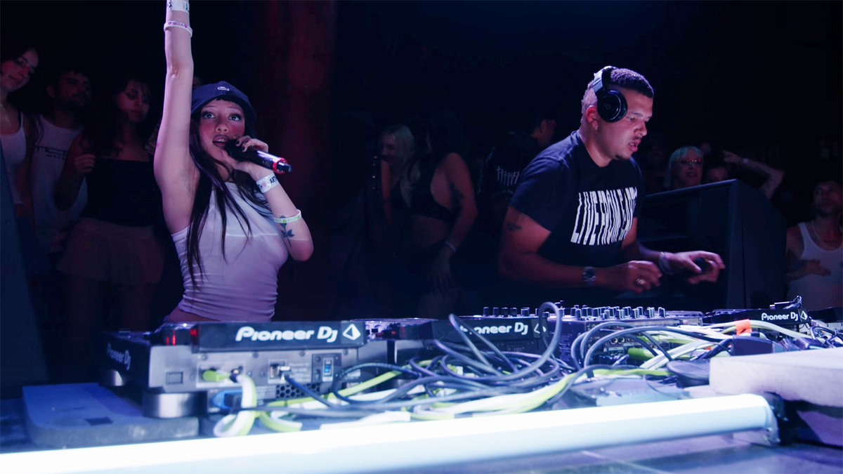 Photo of set Six Sex & MCR-T (live).