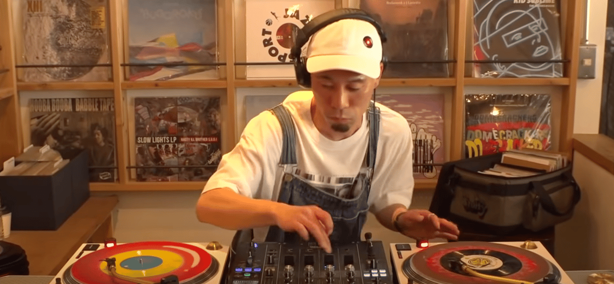 Photo of set DJ Koco.