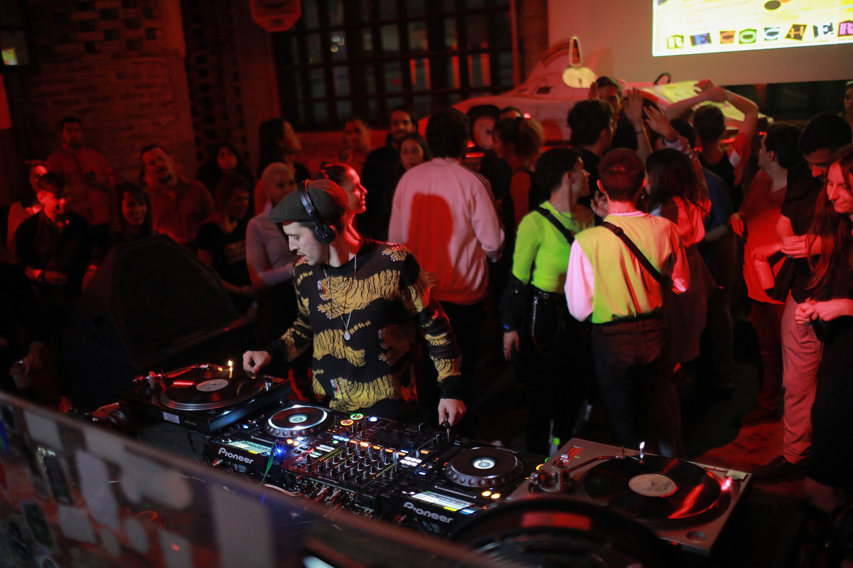 Photo of set Tomás Station.