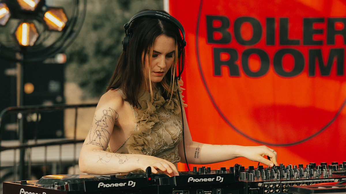 Photo of set Yas Reven.